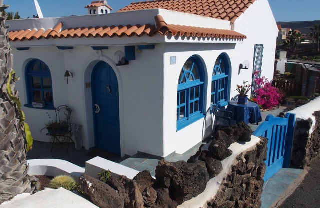 Private house in a beautiful place, on the beach of La Pared. privacy and nature