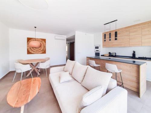 Private jacuzzi, 50m from the sea, pool,AC,parking