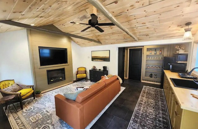 Private lake access-Kayaks-Fishing-Swimming-Board Games-Darts-Corn hole-Wifi-AC