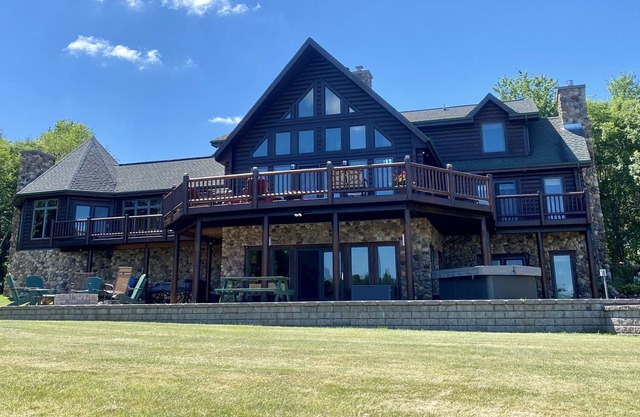 Private Lake , sleeps 18 , outdoor hot tub, 6 fireplaces