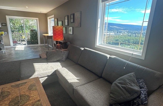 Private large 3-bedroom upstairs suite in enchanting Lake Country house with AC