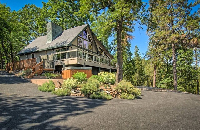 Private luxury custom Lodge with the best view of Lake Shasta and Shasta Caverns