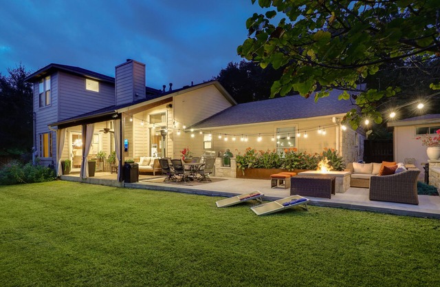 PRIVATE LUXURY HOME! 4mi to Downtown |4 Bedrm | 3 Bath | Sleeps 8
