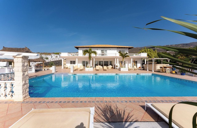 Private Luxury villa with Jacuzzi, Beach Bar, Pool