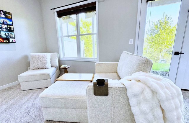 Private, Modern+Cozy 1 BEDR+1 BTH Suite, Location!