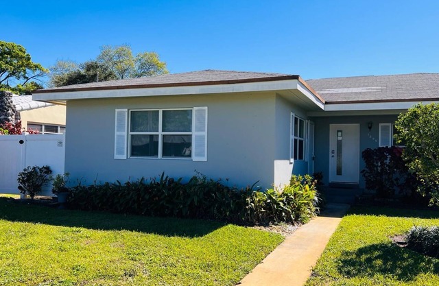 Private Oasis-5-bedroom, 3 bathroom house with big Pool,12 beds, Sleeps 16+