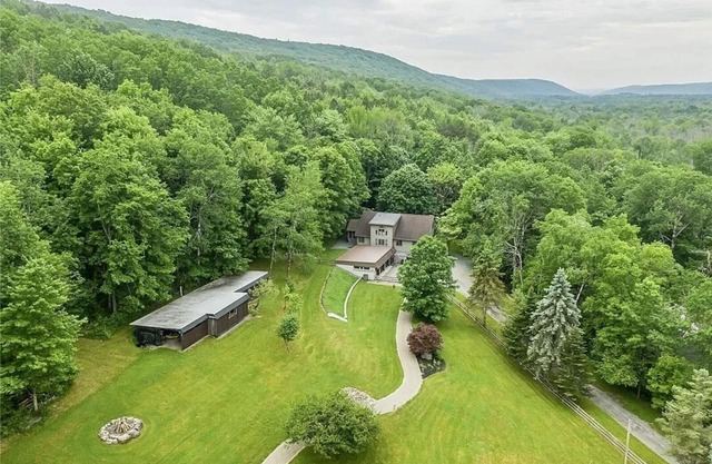 Private oasis on 12acre estate 15min to Keuka Lake