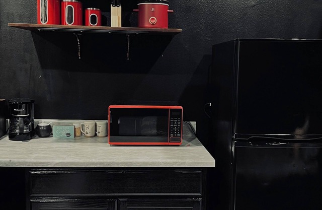 Private Peaceful Guest room minutes from the city!