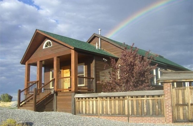 Private & Peaceful Home With Striking Views, 25 min From Yellowstone Park
