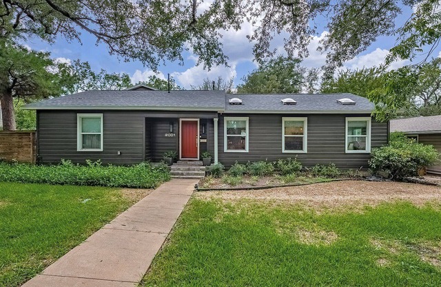 Private Pool, 2 Mi to DT - Home + Guesthouse!