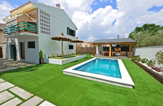 Private pool, barbecue and right beside the best sandy beach.