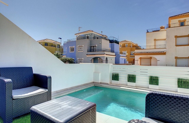 Private pool, games room, wifi, Netflix