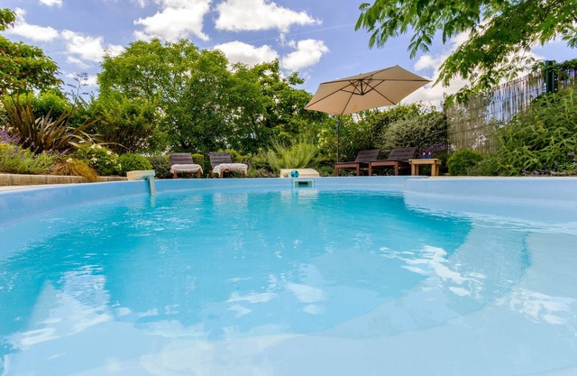 Private pool, garden, walk to restaurants, markets, and shops in a historic town