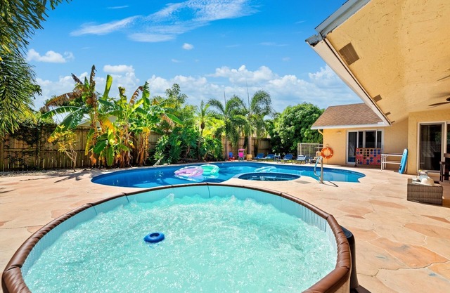 Private Pool Home with Hot Tub, Arcade, Massage Chair and Free Wi-Fi