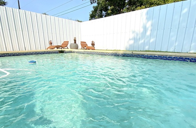 Private Pool, Modern Vacation Getaway:Within 25 min of Dallas/surrounding cities