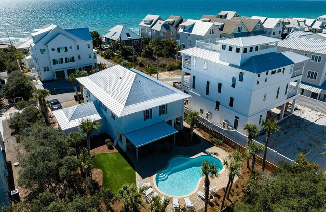 Private pool Sleeps 20. 2min walk to beach. Free beach set ups plenty of Beach!