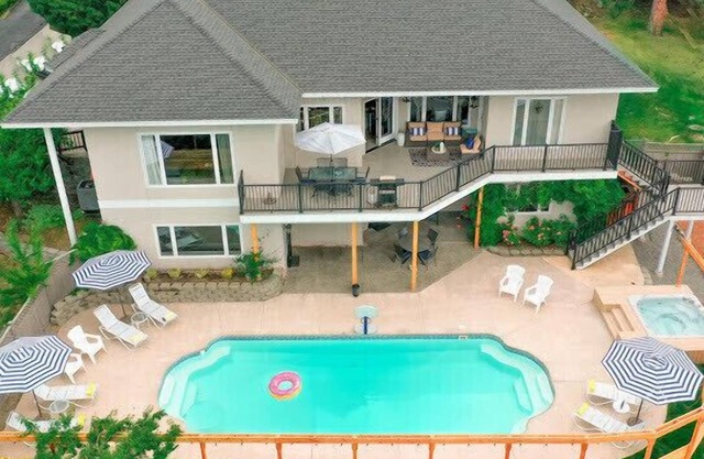 Private Pool,Spacious Home with Hot Tub, Game Room and Lake Views!