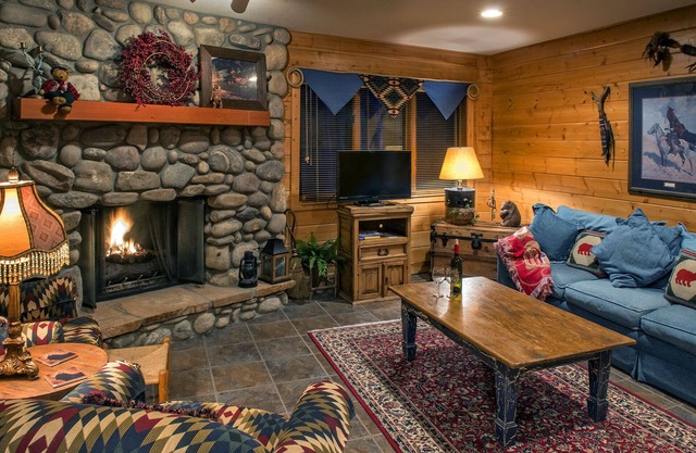 Private Quiet Paradise. BIG LuxuryLodge for Up To 4 People. 1mile to Town. EPIC!