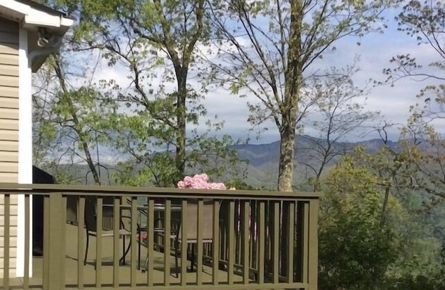 Private Retreat with Gorgeous Mountain Views