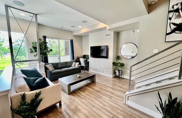 Private RoofTop Hot Tub! 360 Views! Beautiful Townhome!
