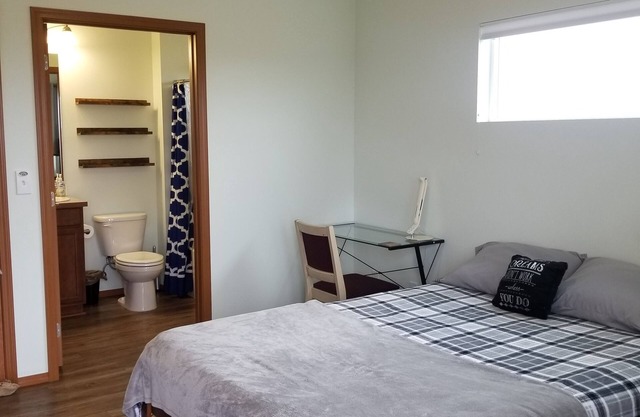 Private room & bathroom near Fairchild AFB