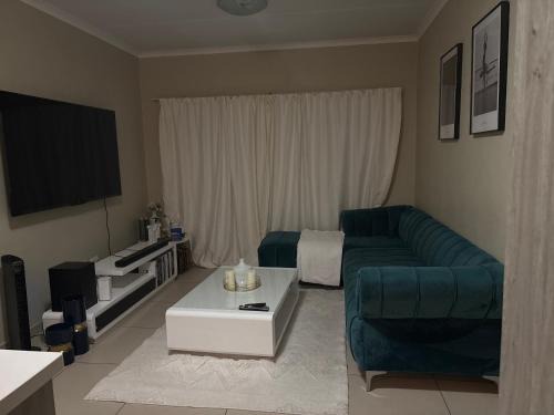 Private room in Midview Gardens 833 joan end