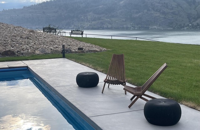 Private room with a washroom ONLY bookable with another property!