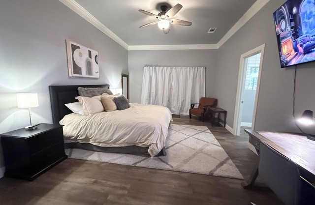 Private Room with Private Bathroom in Shared Home – Near Downtown & Hospital