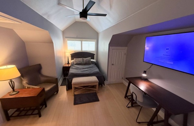 Private Room with Private Bathroom in Shared Home – Near Downtown & Hospital