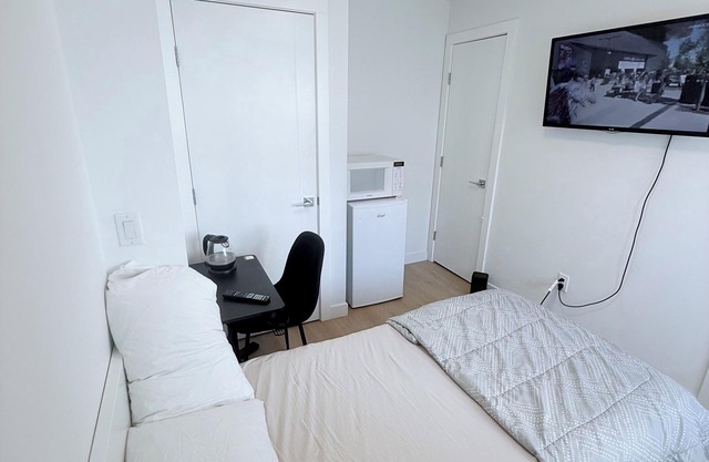 Private Room with Separate Entrance & Bath Near Calgary Airport with Parking"