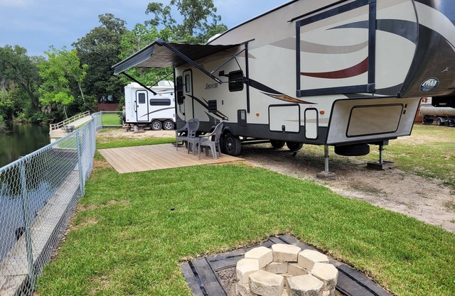 Private Rustic Creekside RV+15 Min drive to Beach Fenced Parking Lot
