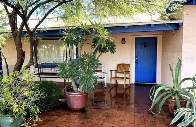 Private Saltwater Pool, Upscale Historic U of A Area + Lush Garden +King +Spa