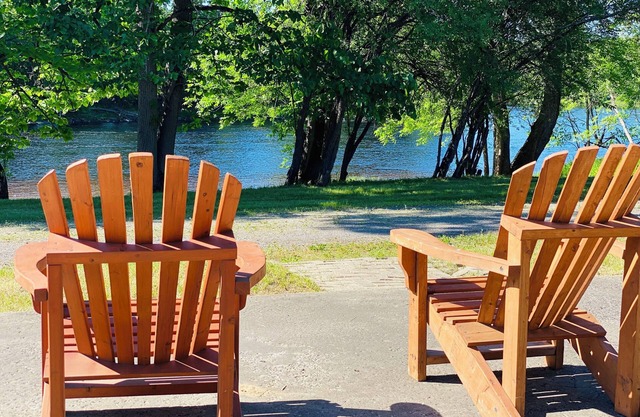 Private & Serene Riverfront Cottage, additional Cabins with a Captivating View!
