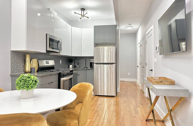 Private Spacious 4beds/WD Townhouse mins to NYC Center w/Wifi and Central AC