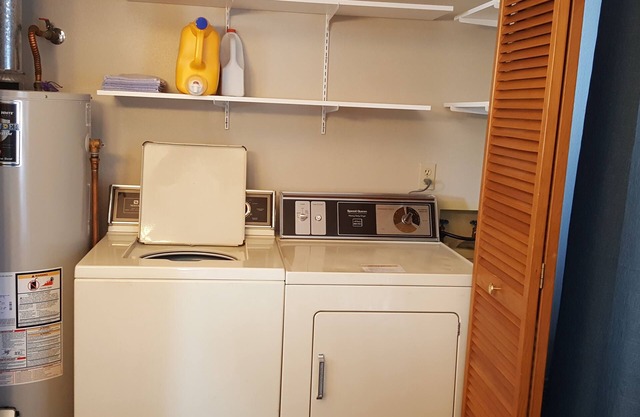 Private Spacious Apartment in Quiet, Safe, Cozy neighborhood - NO STAIRS!