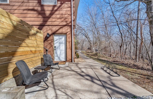 Private Suite, Sleep and Bike- Seconds 2 trail! Private Basement Apartment.