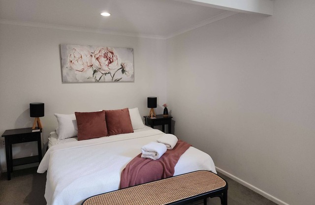 Private Suite - Walk to Lake & Town