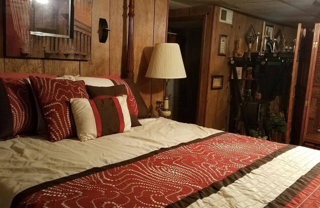 Private Suite ❤ with Hot Tub & cabin features for a couples retreat in the city!