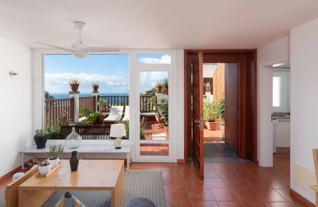 Private sun terraces with ocean/volcano views [I]