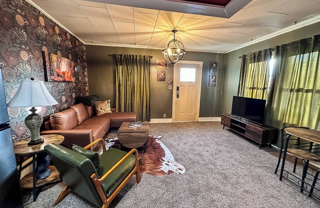 PRIVATE UPPER LEVEL CONDO-1BED/1BATH/BALCONY/GRILL/FIREPIT/LAUNDRY-SLEEPS UP TO 4PP-RUSSELL KS