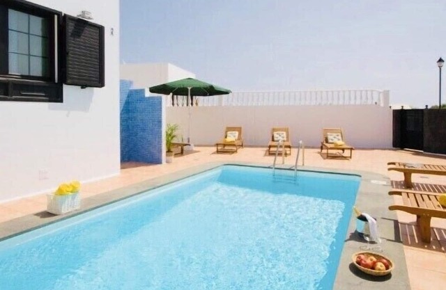 Private Villa, all day sun Swimming pool and terrace, BBQ in Puerto del Carmen