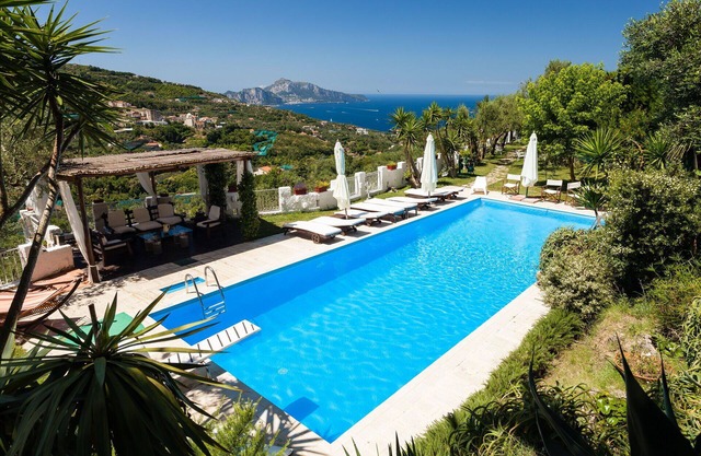 Private Villa with A/C, WIFI, private pool, sauna, TV, patio, panoramic view, close to Sorrento