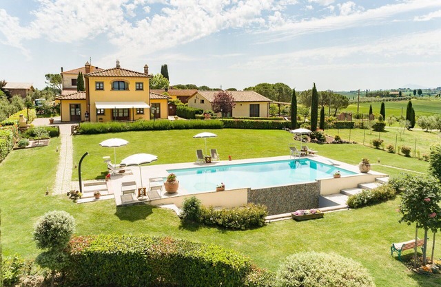 Private Villa with A/C, private pool, WIFI, patio, pets allowed, panoramic view, close to Cortona