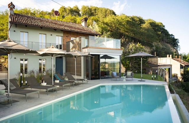 Private Villa with WIFI, private pool, sauna, hot tub, A/C, TV, patio, panoramic view, close to Alba