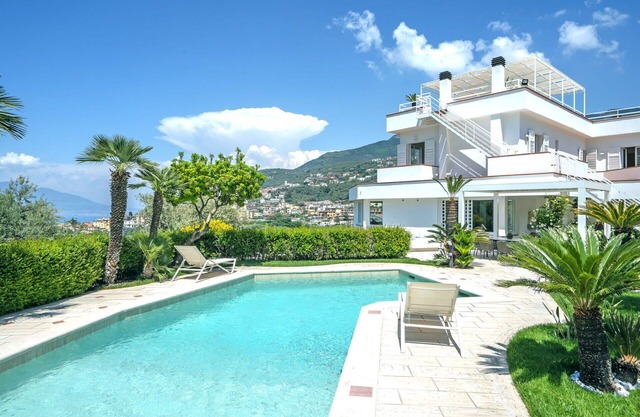 Private Villa with WIFI, A/C, private pool, hot tub, TV, terrace, panoramic view, close to Sorrento