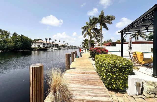 Private Waterfront, Ocean Access w/Dock, Pool, Hot Tub, Pompano Beach Paradise