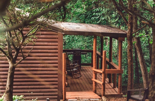 Private Woods ~ King Bed ~ HotTub ~Near Rock House