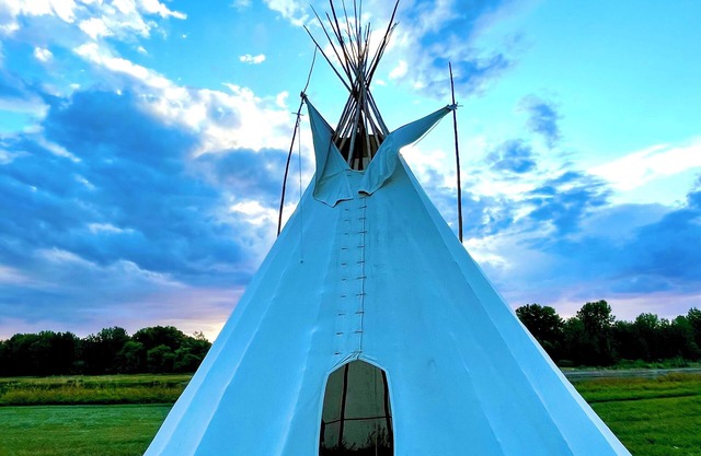 Prolific View on River w/Hot Tub. Fishing Boat available. Golf. 7.5 acres