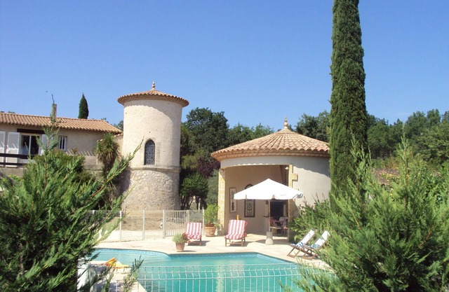 Property av mature garden & fenced pool