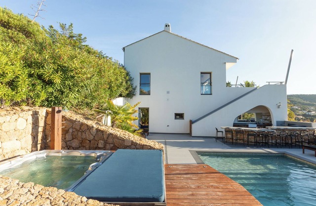 Property with pool & jacuzzi, sleeps 22